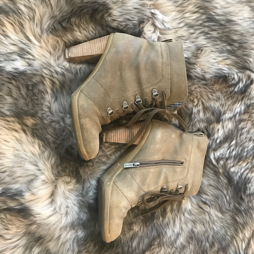 Size 9 tan suede Kenneth Cole reaction booties